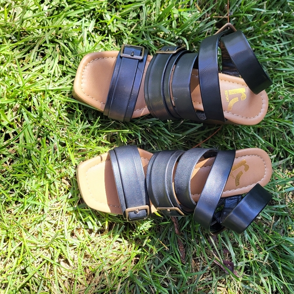 Brand new, Women's size 6 1/2 Strappy Black & tan Wedges - Picture 4 of 4